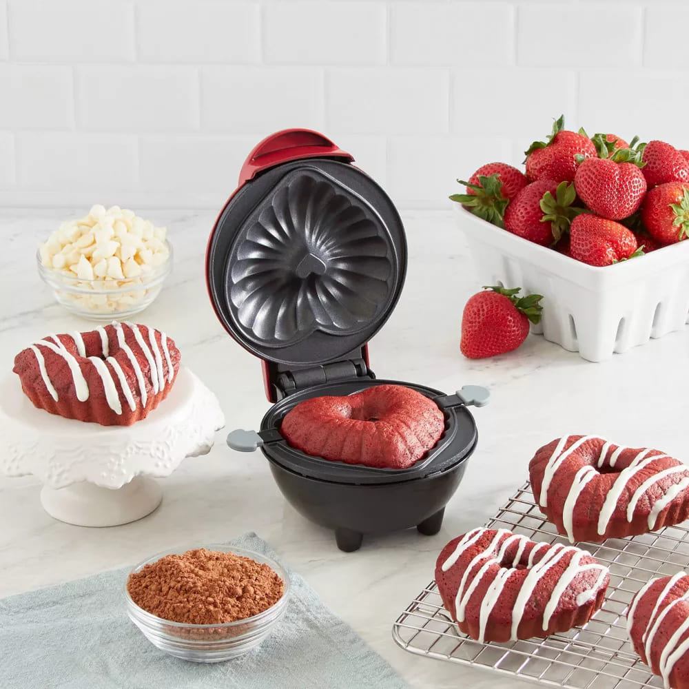 Dash Mini Heart Bundt Cake Maker