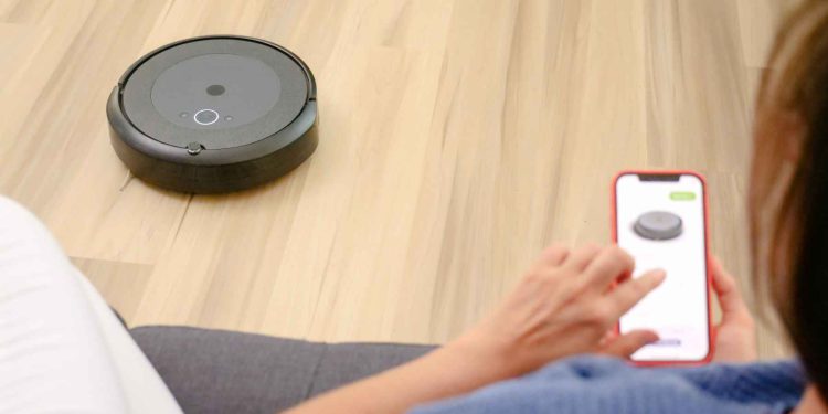 Keep the floors of your home shiny with Amazon and the innovative robot vacuum cleaner Shark from its catalog.